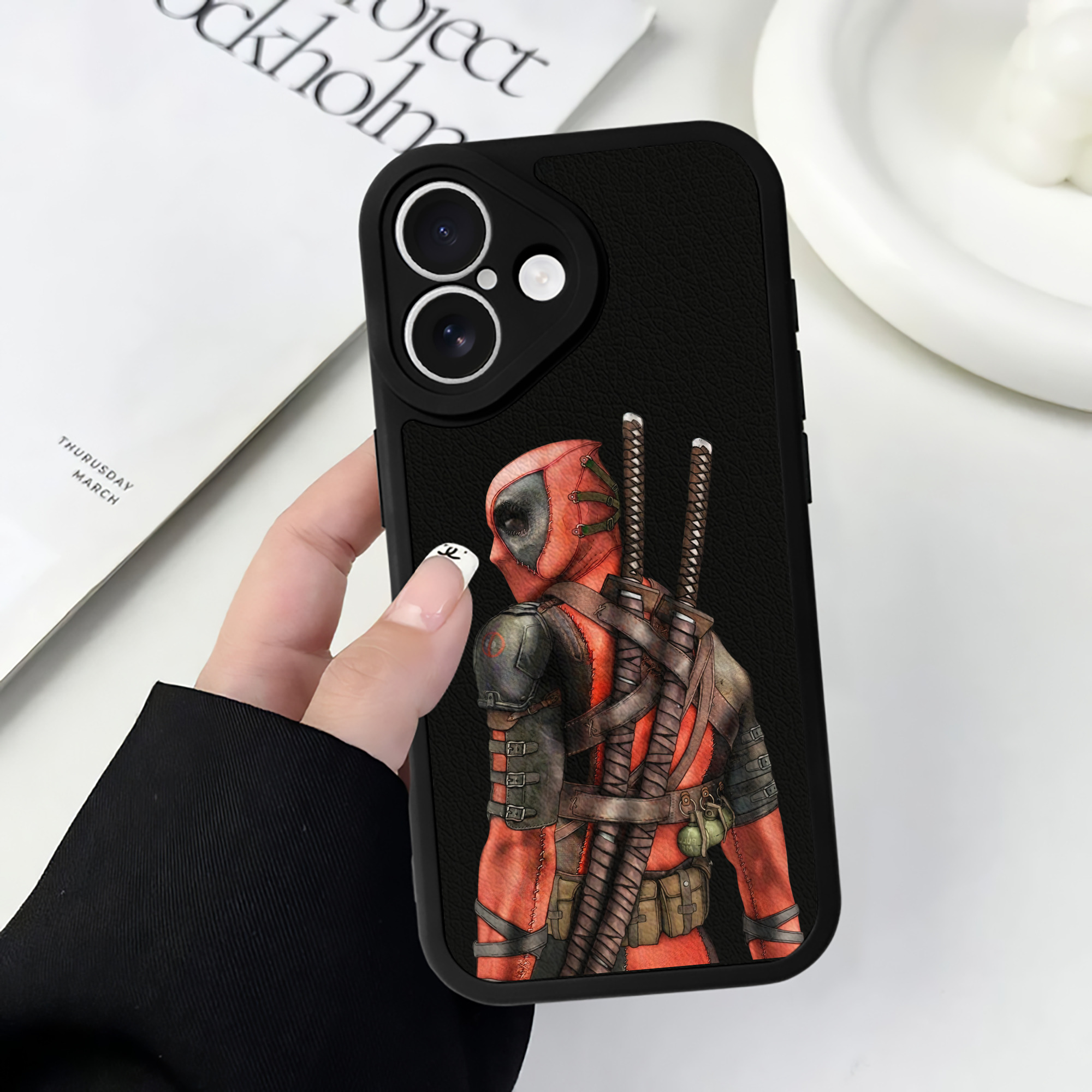 （画像用） Deadpool デッドプール 【iPhone 16シリーズ対応】シリコンスマホケース（レザー調） 材質：シリコン